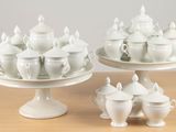beaucoup d'assiettes et de tasses blanches sur une table