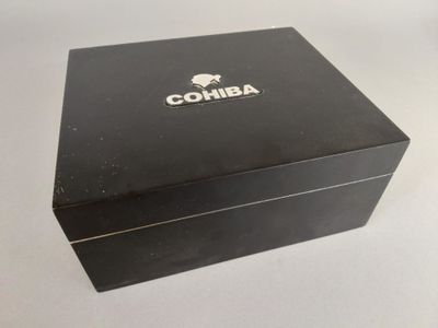 une boîte noire portant un logo, posée sur une table