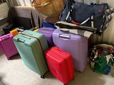 de nombreux bagages posés par terre dans une pièce
