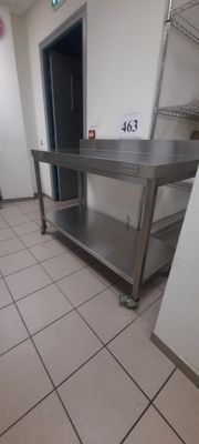 une table en acier inoxydable au milieu d'une cuisine