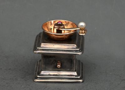 Moulin à café miniature en argent et or bas titre, orné d'une perle de