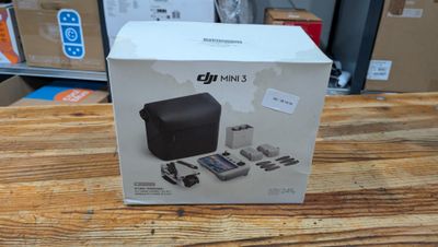 une boîte contenant des appareils électroniques posée sur une table dans un magasin