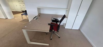 UN ENSEMBLE COMPRENANT : 7 BUREAUX D'ANGLE AVEC RETOUR ET PA…