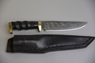 un couteau posé à côté d'un étui en cuir