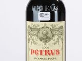une bouteille de vin rouge posée sur une table