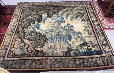 un grand tapis posé au milieu de la pièce