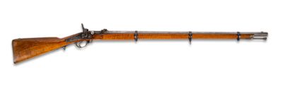 un vieux fusil avec un canon en bois sur fond blanc