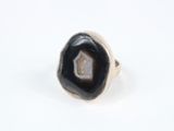 bague en argent avec une agate noire et une pierre druzy blanche