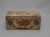 une vieille boîte en bois ornée d'un motif floral