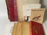 plusieurs livres sont empilés sur une table