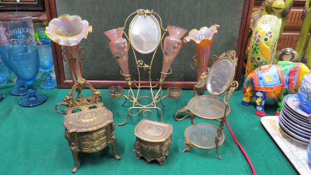 Baguiers et porte montres 19ème, petit psyché, paire de soliflore...