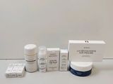 le contenu des produits de soin pour la peau est disposé sur la table