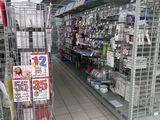 un caddie au milieu d'une allée du magasin