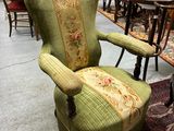 une chaise verte qui se trouve au milieu d'une pièce