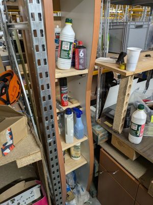 une étagère contenant de nombreux objets différents dans une pièce