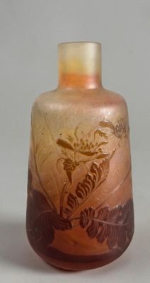 un vase en verre orné d'un dragon, posé sur une table