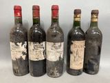 quatre bouteilles de vin sont alignées sur une table