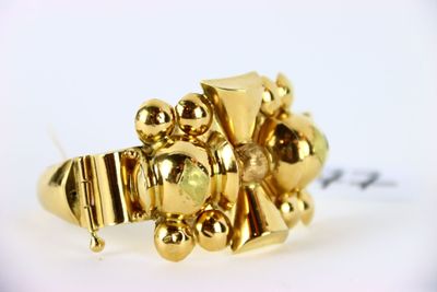 une image représentant une bague en or ornée d'une abeille
