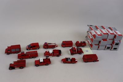 beaucoup de jouets rouges et blancs sur la table
