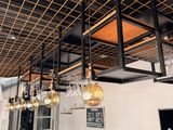 de nombreuses lampes suspendues au plafond au-dessus du bar