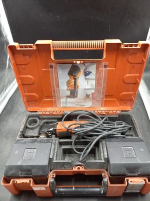 un gros plan d'une boîte à outils contenant des outils, posée sur une table