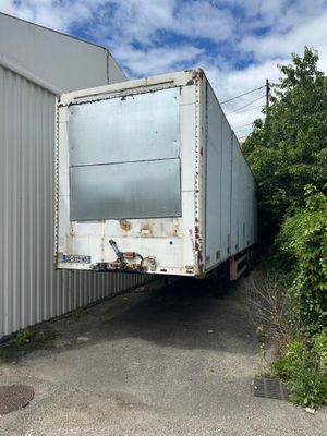 un camion blanc garé devant un bâtiment