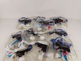 beaucoup de jouets en plastique posés sur une table