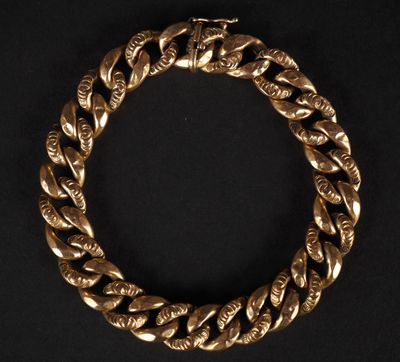 un bracelet en or sur fond noir