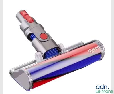 un gros plan d'un aspirateur rouge et bleu sur fond blanc