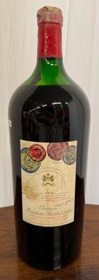 une bouteille de vin posée sur une table