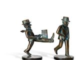 figurines en bronze représentant un homme et une femme portant une valise