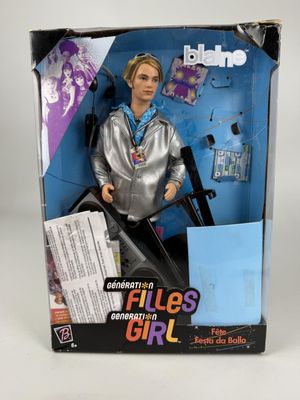 une poupée dans une boîte sur laquelle figure l'image d'une femme vêtue d'une veste argentée