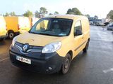 une camionnette jaune garée dans un parking