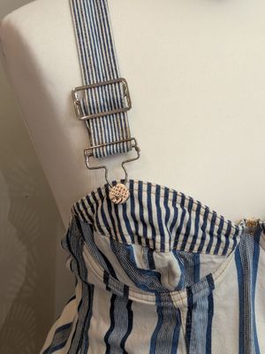 un gros plan d'une robe sur un mannequin