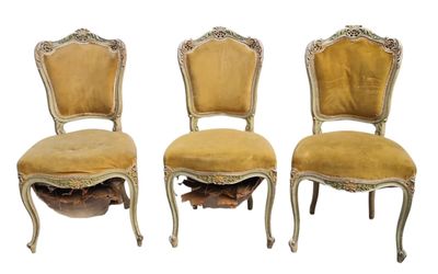 trois chaises avec un revêtement doré, un revêtement doré, un revêtement doré, un revêtement doré, un revêtement doré, un revêtement doré, un revêtement doré, un revêtement doré
