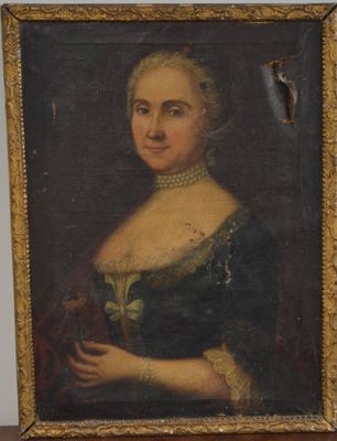 portrait d'une femme en robe verte tenant un bouquet de fleurs