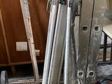une image d'un homme travaillant sur une machine dans un garage