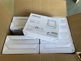une boîte en carton contenant tout un tas d'appareils électroniques