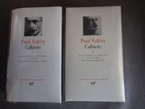 deux livres posés sur une table, sur fond noir