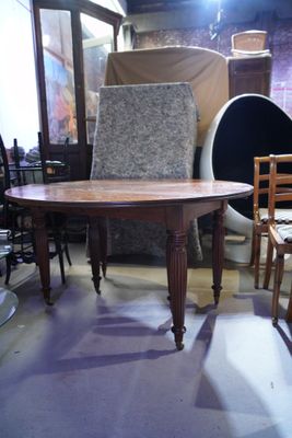 Table de salle à manger en bois mouluré, le plateau ovale à …