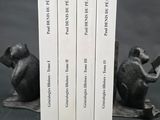 trois livres posés l'un à côté de l'autre sur une table