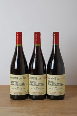 trois bouteilles de vin posées sur une table en bois