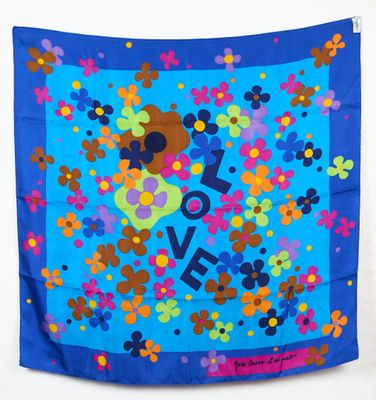un gros plan sur une écharpe bleue ornée de fleurs et du mot « love »