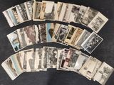 un lot de vieilles cartes postales posées sur une table