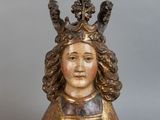 l'image d'une statue de femme avec une couronne sur la tête
