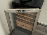 une porte vitrée ouverte au niveau du sol