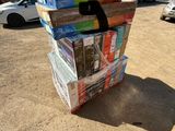 une pile de cartons posée par terre dans un parking