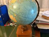 un bureau sur lequel est posé un globe terrestre
