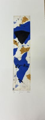 une photo d'un vase orné d'un motif bleu et jaune