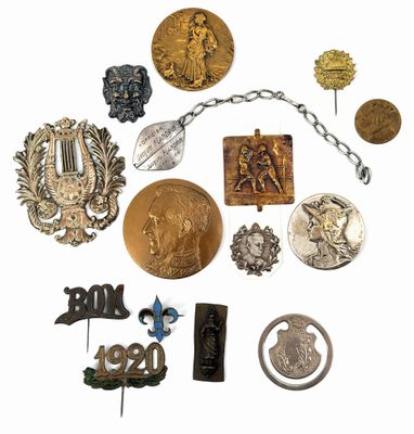 de nombreux types de badges et de broches sur un fond blanc
